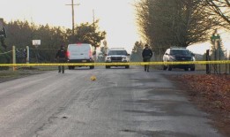 警官们将克拉克马斯县摩特诺玛发生的导致三人和狗死亡的枪击事件联系起来