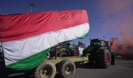 随着欧洲各地农民的抗议，拖拉机聚集在罗马