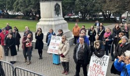 司法部长将在年底前提出法案，将跟踪定为非法行为