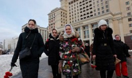 在普京竞选总部，士兵的妻子说带他回家