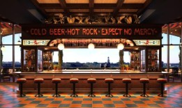 9年后，奥本传奇的战鹰晚餐俱乐部重新开业