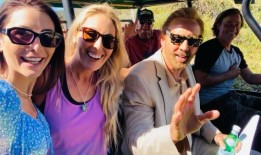 尼古拉斯·凯奇：“生活就像海滩”，他在拍摄《冲浪者》时与西南姐妹们自拍