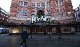 一辆公共汽车撞进了伦敦西区的宫殿剧院