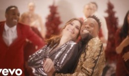 31天的节日欢乐：伊迪娜·门泽尔和比利·波特唱“我有我的爱让我温暖”