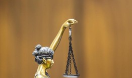 阿拉巴马州一名女子被控谋杀，据称她在“翻垃圾箱”时儿子死在车里