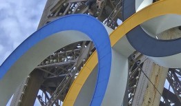 在奥运会闭幕式前，一名男子爬上巴黎标志性建筑埃菲尔铁塔后，埃菲尔铁塔被疏散