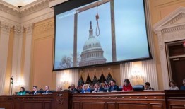 特朗普1月6日的案件继续审理——几天前，他声称有权“干预”选举