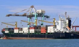 悬挂新加坡国旗的集装箱船LOBIVIA在也门附近的亚丁湾被不明炮弹击中;全体船员安全