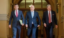 工党指责政府在国家和法案的利息扣除政策上“混乱”