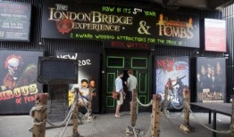 由于场地遭受洪水，臭名昭著的“被诅咒的画”继续困扰着新主人