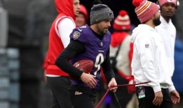 贾斯汀·塔克解释赛前与帕特里克·马霍姆斯的争吵，特拉维斯·凯尔斯：“他只是踢我的东西”