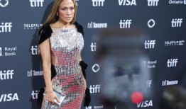 詹妮弗·洛佩兹推出新片《势不可挡》，惊艳多伦多电影节红毯