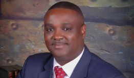 校长说，学生们目睹了约翰尼·米姆斯被电击的过程，“非常沮丧”