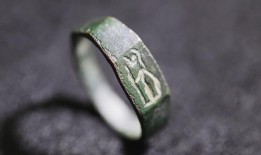 这个13岁的孩子在以色列徒步旅行时偶然发现了一个罗马时代的戒指