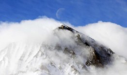 更多的雪即将到来，暴风雪袭击的内华达山脉没有休息