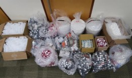 在打击非法药品的行动中，在“不卫生”的葛朗公寓生产的止咳糖浆被查获