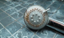 “特别顽固”的淋浴头水垢只用一种东西就能在30分钟内洗掉，而不是醋