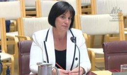 琳达·休伊特(Lynda Hewitt)听到丈夫罗伯特(Robert)摩托车撞车身亡的消息，然后用一款追踪应用找到了他