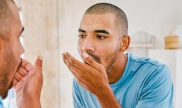 佐伊·威廉姆斯博士分享了你嘴里有“鸡蛋味”的常见原因