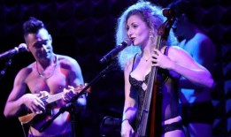 看看谁在五月的纽约音乐会上脱下了内衣