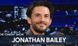 看到新的邪恶电影海报;加上明星乔纳森·贝利分享了他最喜欢的Met Gala时刻