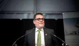 科慕因会计问题暂停首席执行官和高级管理人员的职务