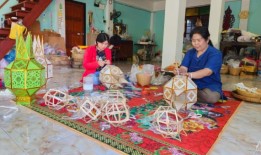 由于年轻一代失去兴趣，制作传统泰国灯笼的艺术正在消亡
