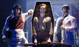 评论：《亡命之徒》在百老汇外的评论是什么？