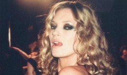 凯特·摩丝说，她因为90年代的“海洛因时髦”造型而受到厌食症女孩父母的辱骂