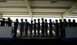 真主党袭击后，两艘美国航空母舰将留在中东