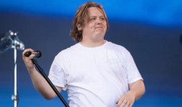 刘易斯·卡帕尔蒂在娱乐圈休息期间突然公开露面