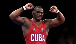 在获得历史性金牌后，WWE传奇向破纪录的奥运摔跤手传递信息