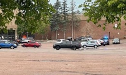 科罗拉多斯普林斯城堡购物中心的小贩中枪，受重伤