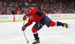 奥韦奇金为了参加NHL和KHL全明星赛来到中央陆军球馆