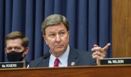 众议院议员削减了年度国防法案的公开听证会