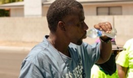 华氏115度的生活：酷热的夏天将拉斯维加斯推向崩溃的边缘