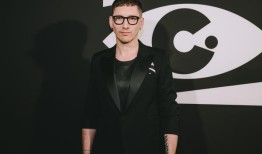 在《卡巴莱》中，布景和服装设计师汤姆·斯科特想要庆祝酷儿的个性