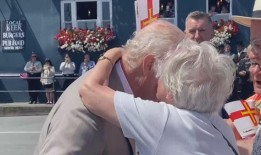 在王室访问根西岛时，91岁的粉丝给了国王一个惊喜