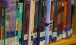 在深红色的阿拉巴马州，图书馆赢得了为孩子寻求全权限卡的家长的信任