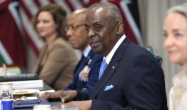 国防部长劳埃德·奥斯汀在接受程序后恢复工作