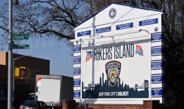 地方检察官说，纽约市一名惩教官员假扮电视制片人，引诱一名女子到他家强奸她