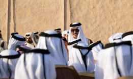 阿米尔，阿米尔神父在谢赫哈利法·本·哈马德的婚礼上收到了祝福