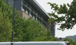 华盛顿特区学校外发生枪战，一名学生头部被子弹擦伤