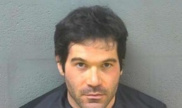 视频：空乘人员涉嫌使用手机在洗手间拍摄未成年人