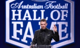 派的英雄戴恩·斯旺揭示了岔路口