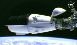 SpaceX太空舱抵达国际空间站，将滞留的宇航员带回地球