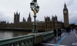 英国警方逮捕了一名涉嫌政治色情短信诈骗的男子