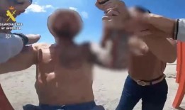 苏格兰Tinder强奸嫌犯在西班牙海滩健身时被捕