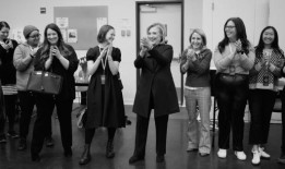 视频：观看希拉里·克林顿和百老汇演员们庆祝妇女参政运动