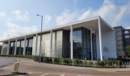 伯里圣埃德蒙兹男子库尔特·欣奇克利夫-斯蒂芬袭击了一名妇女